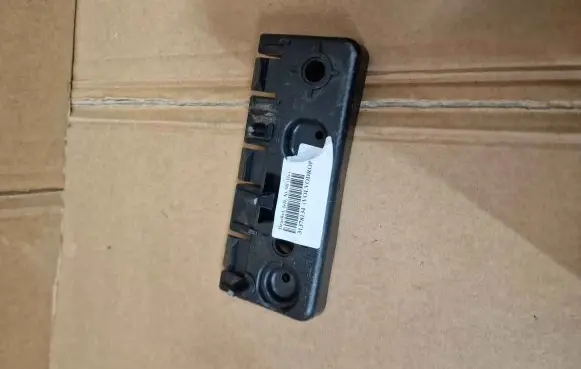 Volvo XC90 Fender mounting bracket 31378134