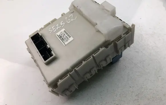 Toyota Avensis T270 Fuse box set 8273005170C