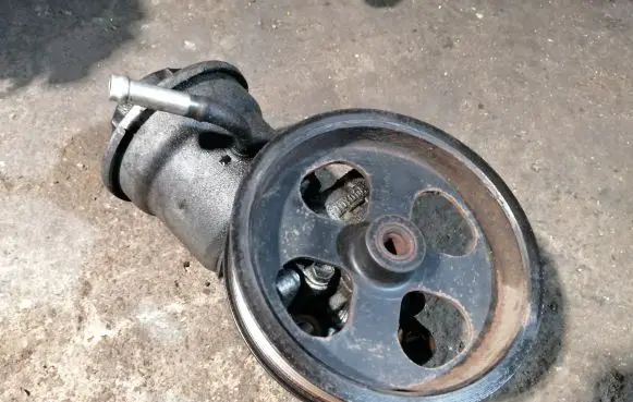 Toyota Avensis T250 Power steering pump
