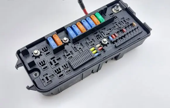 Opel Vectra C Fuse module 13241892 13241892JQ 519175509