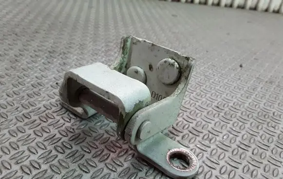 SsangYong Kyron Tailgate/trunk/boot hinge