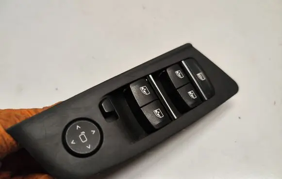 BMW 5 G30 G31 Electric window control switch 6832720