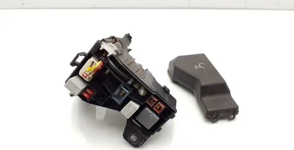 Toyota Corolla Verso AR10 Fuse module