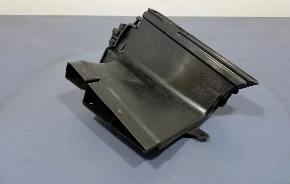 Volkswagen Touareg II Intake resonator 7P0820351A