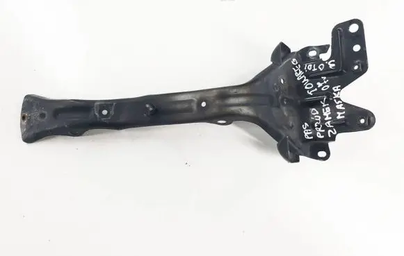 Volkswagen Touareg I Radiator support slam panel bracket 
