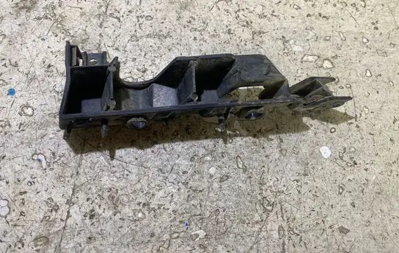 Fender mounting bracket