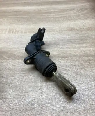 Volkswagen PASSAT B5 Clutch master cylinder 8E2721401