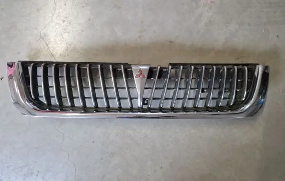 Mitsubishi Pajero Sport I Front bumper upper radiator grill
