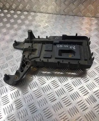Volkswagen PASSAT B6 Battery tray 1K0915333