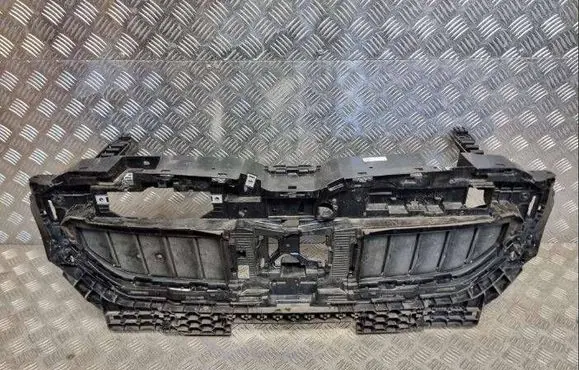 BMW 5 G60 G61 Front bumper upper radiator grill 