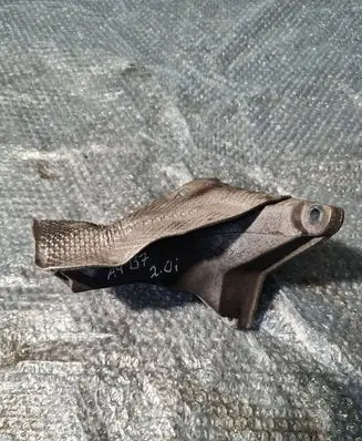 Engine mounting bracket