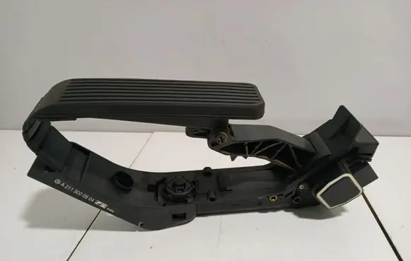Mercedes-Benz E W211 Accelerator throttle pedal A2113000504