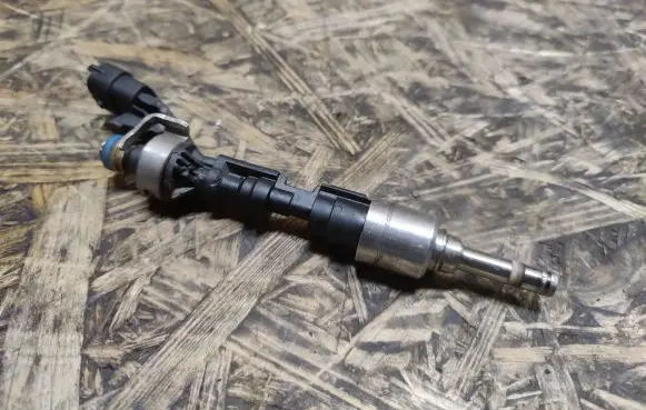 Jaguar XJL Fuel injector 8W939F593AD