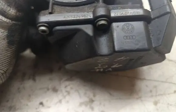 Volkswagen Golf V Throttle valve 03G128063A V340