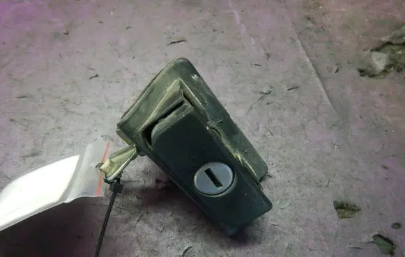 Volkswagen Golf III Front door lock (next to the handle) 