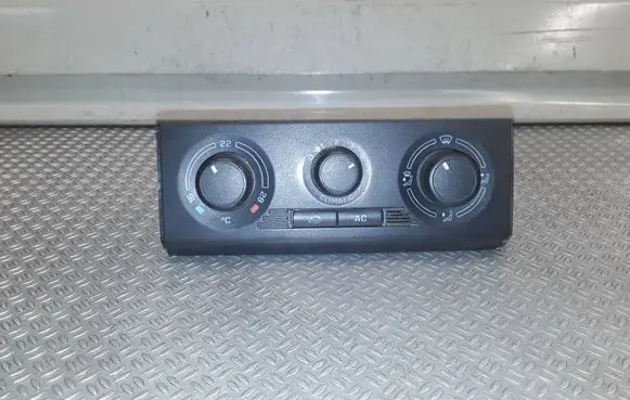 Skoda Fabia Mk2 (5J) Climate control unit 5j0820045