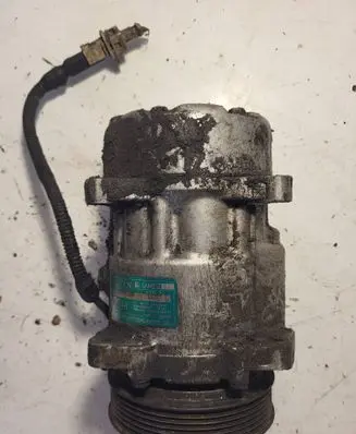 Peugeot 206 Air conditioning (A/C) compressor (pump) SD7V16 1359702180 R134A