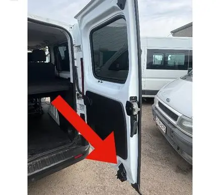 Opel Vivaro Loading door lock 251917