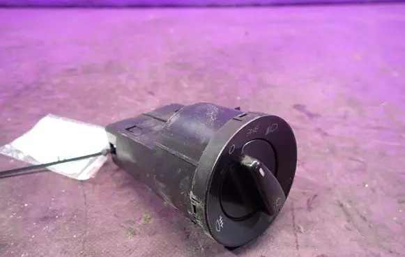 Skoda Fabia Mk2 (5J) Light switch