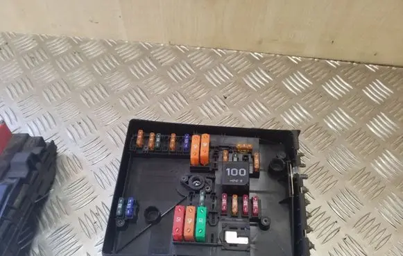 Volkswagen Caddy Fuse box set 017181301