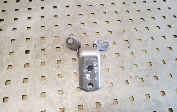 Toyota Avensis T270 Rear door lower hinge