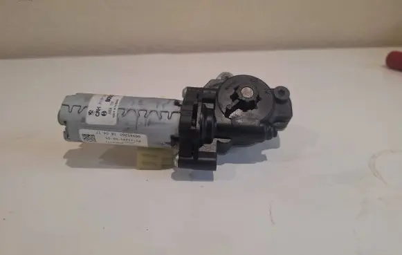 BMW 2 F22 F23 Seat adjustment motor 0390204144 P1171220300