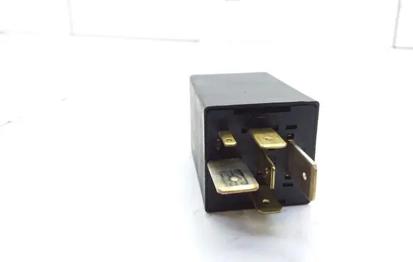 Opel Omega B2 Hazard warning light relay 90458239