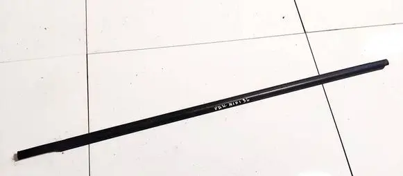 Nissan Note (E11) Front door glass trim molding 