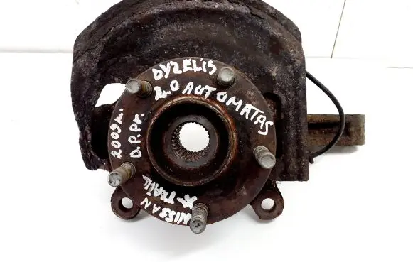 Nissan X-Trail T30 Front wheel hub