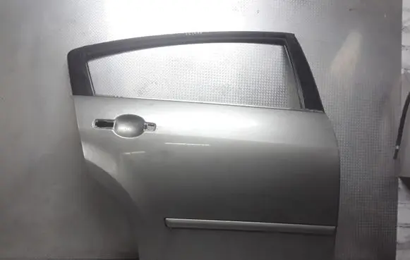 Nissan Maxima A34 Rear door