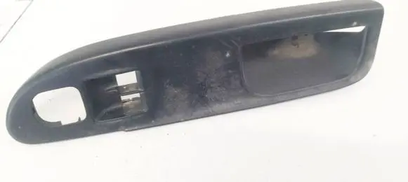 Volkswagen PASSAT B6 Front door window switch trim 3C1867171