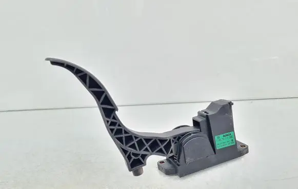Accelerator throttle pedal