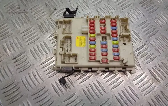 Nissan Primera Fuse box cover