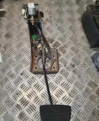 Lexus RX 300 Brake pedal