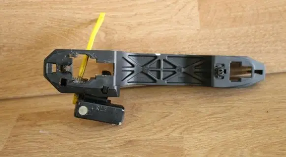 Rear door exterior handle/bracket
