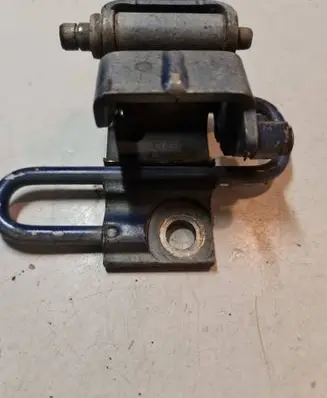 Volkswagen Caddy Front door lower hinge 1T0831411