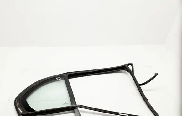 Skoda Superb B6 (3T) Rear vent window glass 