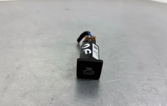 Land Rover Defender USB socket connector M8E219010DA