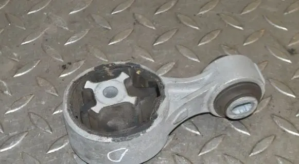 Nissan X-Trail T32 Engine mount bracket