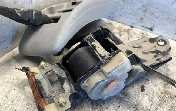 Honda FR-V Third row seat belt 6090768