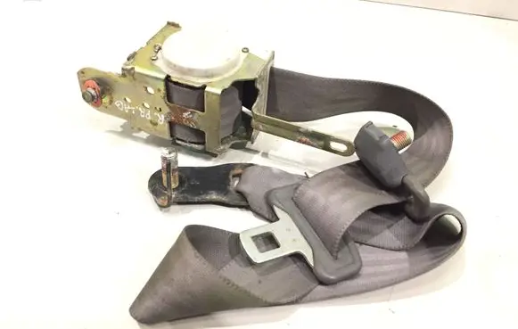 Subaru Impreza I Front seatbelt