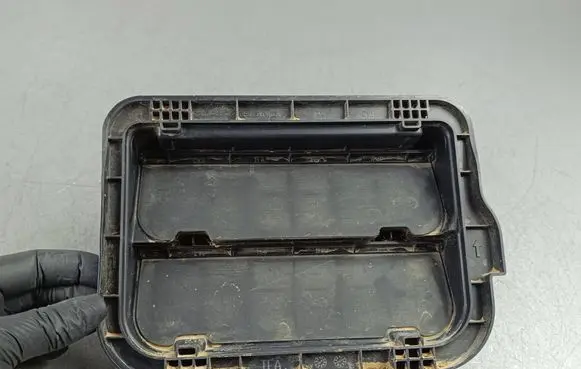 Honda CR-V Quarter panel pressure vent