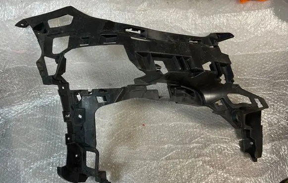 Mercedes-Benz E W213 Front bumper mounting bracket A2138857204
