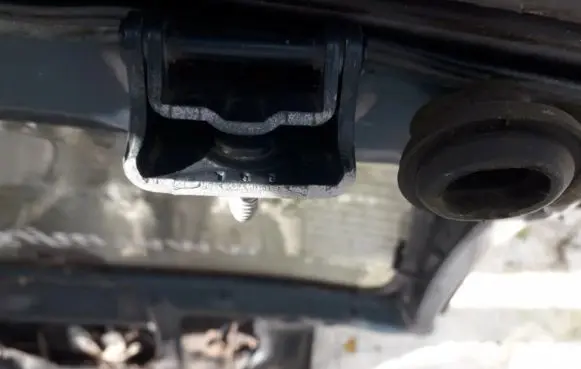 Subaru Impreza I Tailgate/trunk/boot hinge