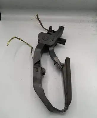 Mercedes-Benz C W203 Accelerator throttle pedal A2033000104