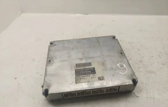 Toyota Avensis T250 Engine control unit/module 8966105821 MB1758008332