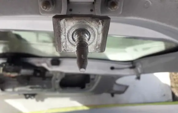 Peugeot 206 Tailgate/trunk/boot hinge
