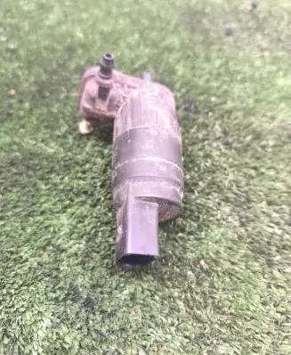 Volkswagen PASSAT B7 Windscreen/windshield washer pump 1K6955651