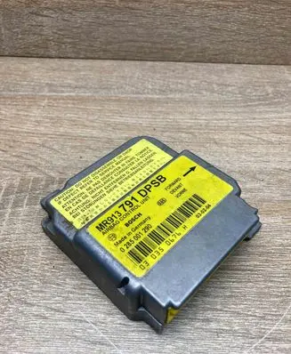 Mitsubishi Carisma Airbag control unit/module MR913791 0285001290
