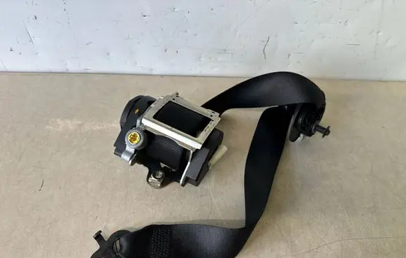 BMW 5 F10 F11 Front seatbelt 618120800